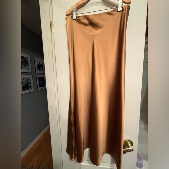 Club Monaco - satin skirt - Picture 3 of 7